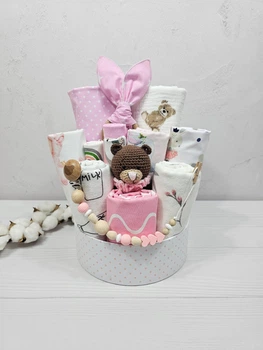 Букет подарков для малышей с пеленок и аксессуаров a.l.babybox Звезды белые на розовом