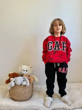 Детский костюм Gap флисовый на мальчика 104 см красный с черным