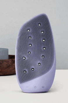 Очищающая щетка для лица GESKE Sonic Thermo Facial Brush&Face-Lifter 8в1 purple