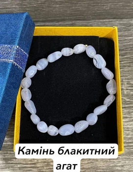 Браслет из натурального камня Агат голубой природная форма бусин размером от 6 до 10 мм длина обхвата 18 см стрейч упакован в коробочку (13008)