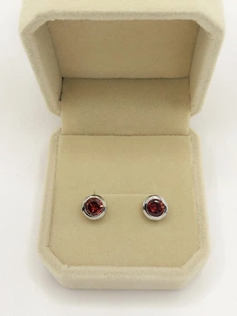 Серьги в стиле минимализм "Рубиновые диски в серебре" с цирконами Fashion Jewelry упакованы в бархатную коробочку (16281)