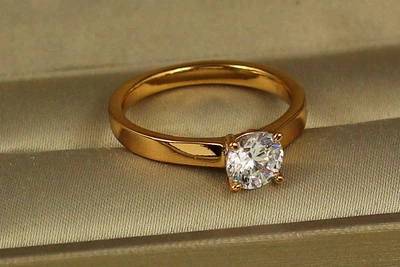 Кольцо Xuping Jewelry белый камень 6 мм на четыре крепления р 16 золотистое