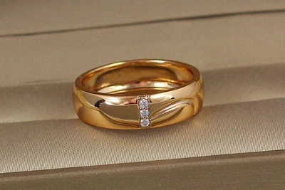 Обручальное кольцо Xuping Jewelry классика 6 мм с тремя камешками р 19 золотистое