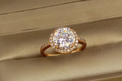 Кольцо Xuping Jewelry большой камень в кругу мелких фианитов р 16 золотистое