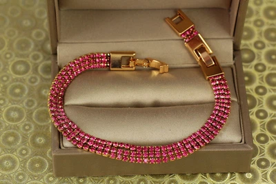 Браслет Xuping Jewelry три дорожки из малиновых камней 21 см 8 мм золотистый