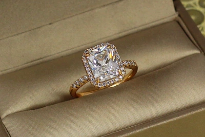 Кольцо Xuping Jewelry авангард с белым камнем р 16 золотистое