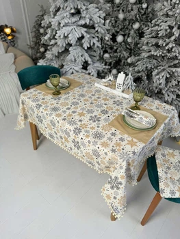 Скатерть водоотталкивающая с помпонами новогодняя Delux Textil Классические снежинки 140 х 110 см (368037)