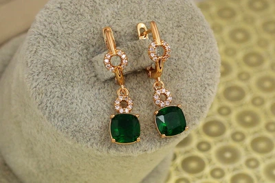 Серьги подвески Xuping Jewelry куплет с зеленым камнем 3 см золотистые