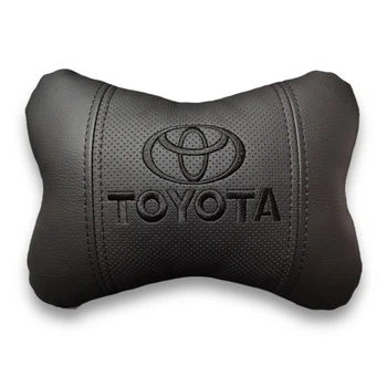 Автомобільна подушка АвтоХоп на підголовник з чорним логотипом Toyota
