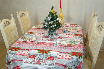 Новогодняя скатерть красная гноми на стол 150см*185см 1-100/166 нг