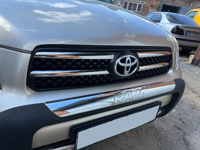 Нержавіючі накладки на радіаторні грати для Toyota Rav 4 (2006-2010) - комплект з 4 штук