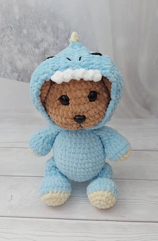 Мягкая игрушка handmade Мишка в костюме динозавра 30 см вязаный крючком амигуруми