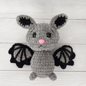 Мягкая плюшевая игрушка handmade Летучая мышь 21 см серая вязаная крючком амигуруми