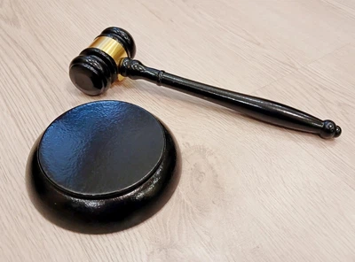 Судейский молоток деревянный.