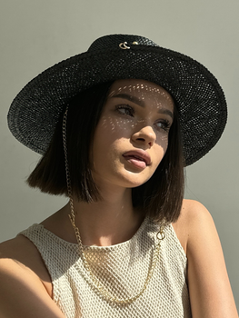 Шляпа Федора женская D.Hats из рафия с цепью золото с кольцами черная