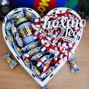 Подарунковий бокс серце з принтом «Love is...» з цукерками (ar166)
