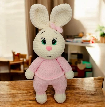 М'яка іграшка handmade Зайчик 36 см молочно-рожевий в'язаний гачком амігурумі