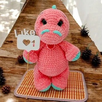 М'яка плюшева іграшка handmade Динозавр 32 см рожевий амігурумі в'язаний гачком