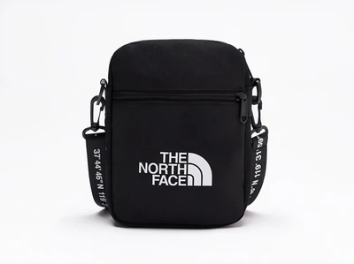 Сумка через плечо The North Face с монограммным ремешком в черном цвете.