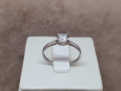 Серебряное кольцо с фианитом. 901-00688 16,5