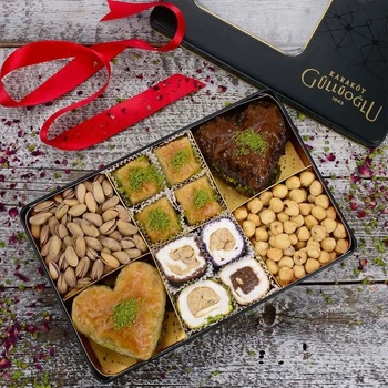 Подарочный набор пахлавы с лукумом и орехами Karakoy Gulluoglu 805 г, в праздничной жестяной коробке