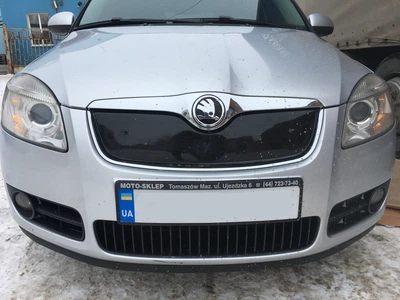 Skoda Fabia (2007-2010) глянцевая зимняя накладка на верхнюю решетку