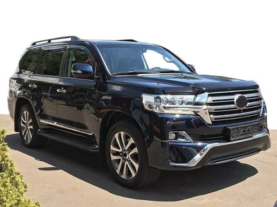 Комплект обвісів Executive для Toyota Land Cruiser 200 (2016-2025) у білому кольорі.