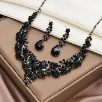 Комплект жіночих прикрас Necklace набір ювелірних виробів: підвіска та сережки зі штучним камінням, чорний (102111938)