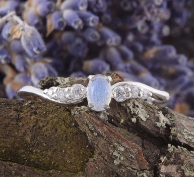 Кольцо из белого золота с лунным камнем 18 K-0267