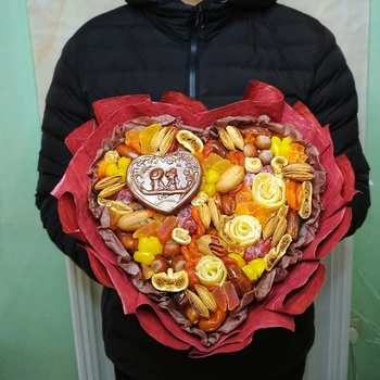 Букет с сухофруктами орехами шоколадным серцем