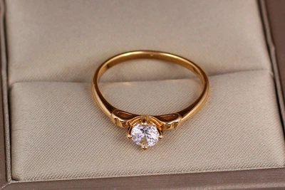 Кольцо Xuping Jewelry с белым камнем на ножке корона р 19 золотистое