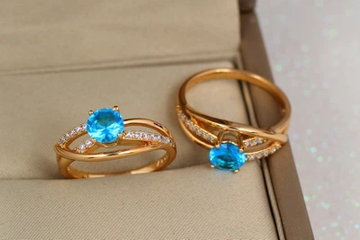 Кільце Xuping Jewelry хвилі з блакитним каменем р 18 золотисте