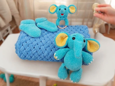 Подарунковий набір для малюка на виписку або на хрестини handmade плюшевий плед, шкарпетки, іграшка і брязкальце ручної роботи