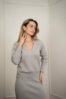 Жіночий джемпер з V-подібним вирізом SEWEL 42-44 Світло-сірий (sw-2000000300672)