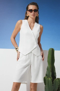 Костюм із жилетом та шортами молочного кольору SM
