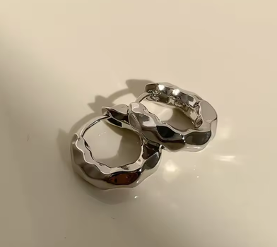 Серьги кольца закрученные серебристого цвета