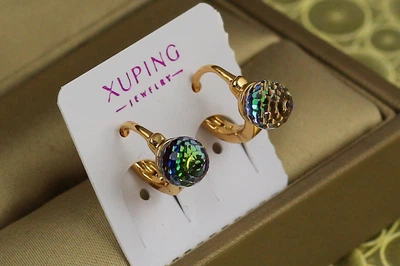 Сережки дитячі Xuping Jewelry Сваровські хамелеон багатогранність із зеленими каменями 1 см золотисті