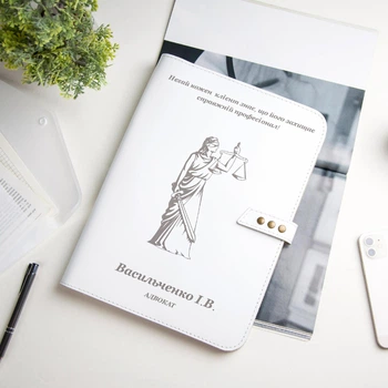 Подарочная папка адвокату с гравировкой и символикой права, A4, White, WoodPresent