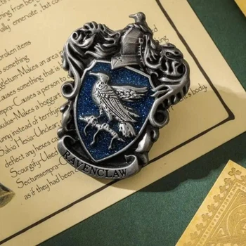 Брошь из фильма Гарри Поттер на одежду / рюкзак / пенал / портфель Harry Potter значок - пин герба факультета Когтевран из школы магии Хогвартс, 4.5х2.2 см, серебристый с голубым (106935000)