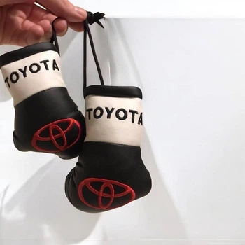 Брелок боксерские перчатки на зеркало заднего вида TOYOTA красный значок