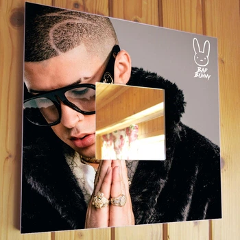 Декоративное зеркало "Певец Bad Bunny" подарок для фанатов рэп, хип-хоп музыки, украшение в спальню, бар, клуб, студию