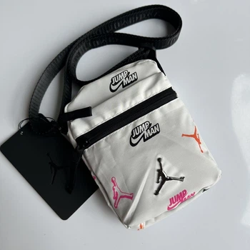 Сумка через плече Jordan Monogram у білому кольорі.