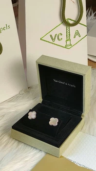 Серьги - пусеты Van Cleef белые