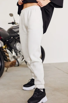 Спортивные штаны L-XL. Белые