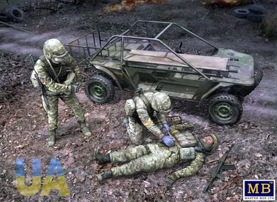 Збірна модель 1/35 Баггі Мангуст. Українська версія для евакуації з поля бою з екіпажем (серія «Російсько-українська війна») MasterBox 35246