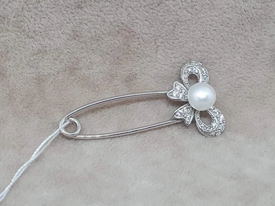 Серебряная брошь-булавка Бантик с фианитами. 8220
