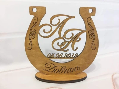 Деревянная подкова Arty Craft с инициалами и датой свадьбы на подставке 18,6х18,1 см