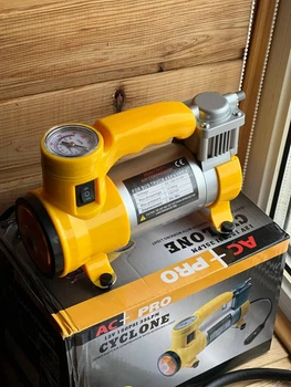 Автомобільний компресор AC PRO Cyclone 12 В 150 PSI 35 л/хв з манометром, ліхтарем та шлангом для накачування шин