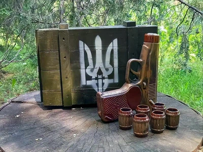 Подарунковий набір Пістолет Макарова для алкоголю 1.5 літра у дерев'яному ящику, подарунок для чоловіків, військових, побратимів
