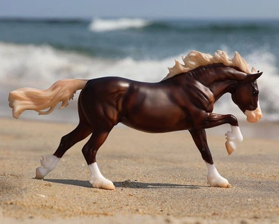 Поні Чінкотіг Surfer's Riptide traditional Breyer 10289